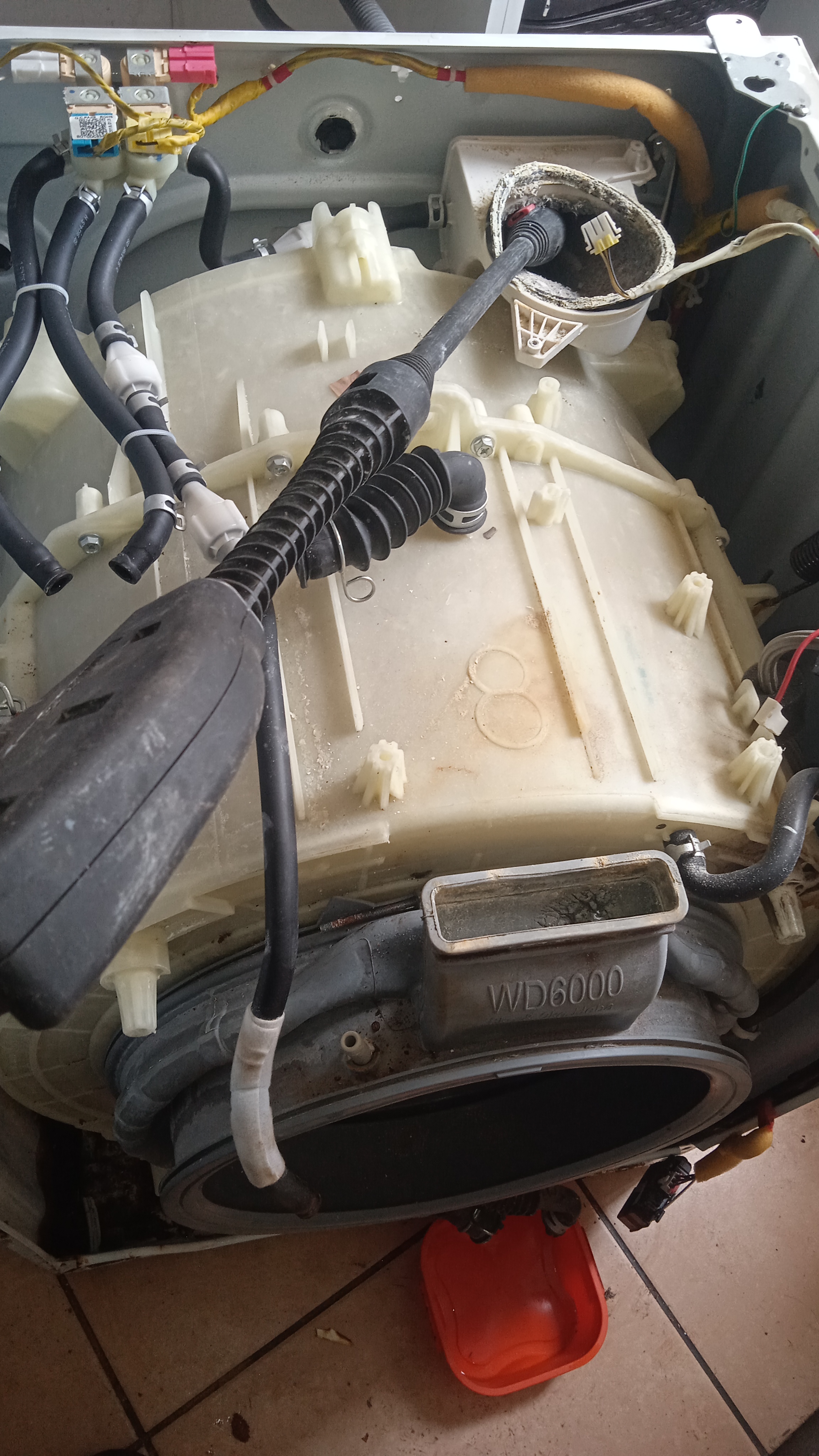 Hidrolavadora limpiando lavadora